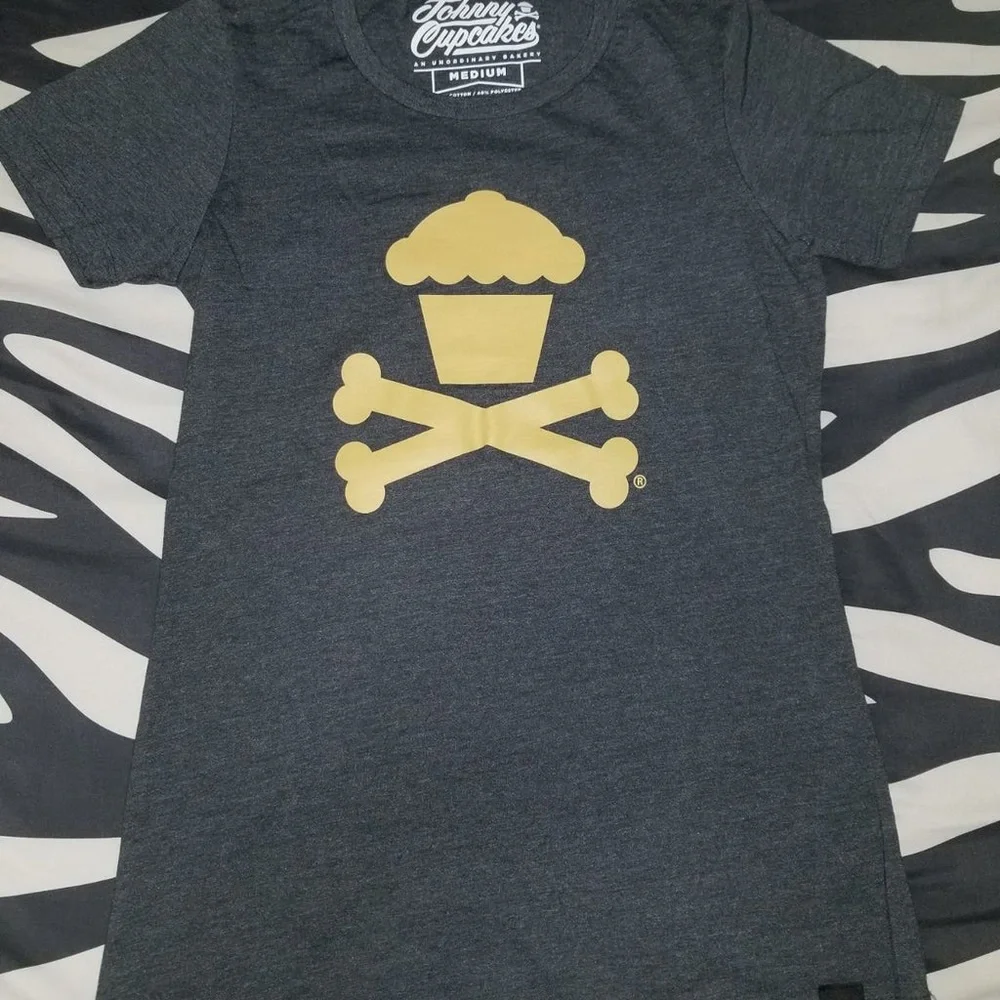 Johnny cupcakes rare crossbones tee shirt top charcoal limited medium skull new